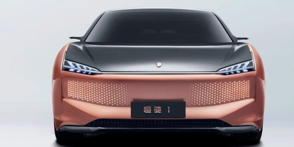 恒大首款純電動車 “恒馳 1”實車、內飾曝光，許家印試乘